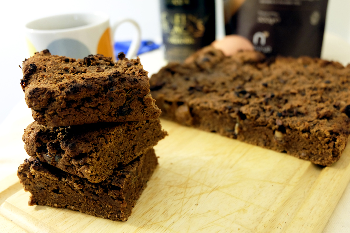 Cocoa nibs & dates brownie – a recipe